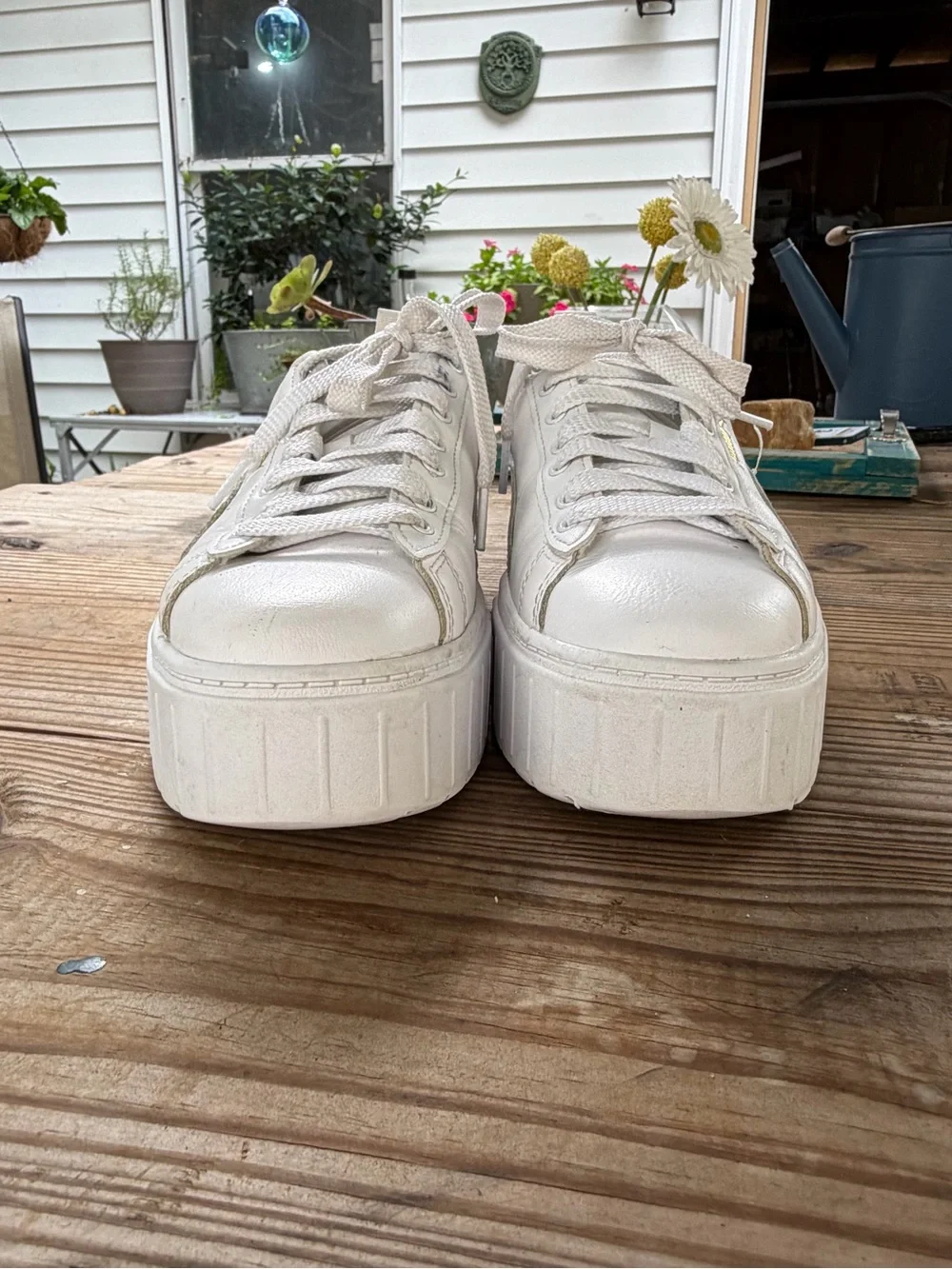 PUMA Mayze Stack Women’s 8.5 White Leather Platform Sneakers Gold Logo